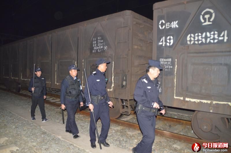 圖二 對貨物列車進行夜間清查.jpg