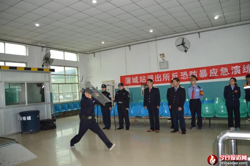 圖二 進(jìn)行警械使用示范.jpg