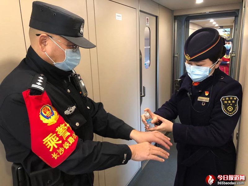 乘警和列車乘務(wù)人員做好自身和列車消毒工作.jpg