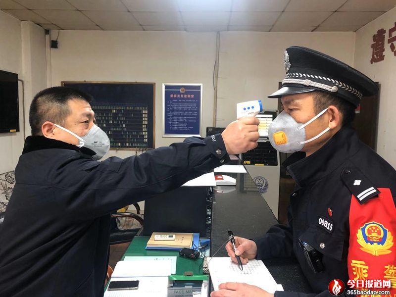 為出乘的民警測量體溫,保證健康上崗.jpg