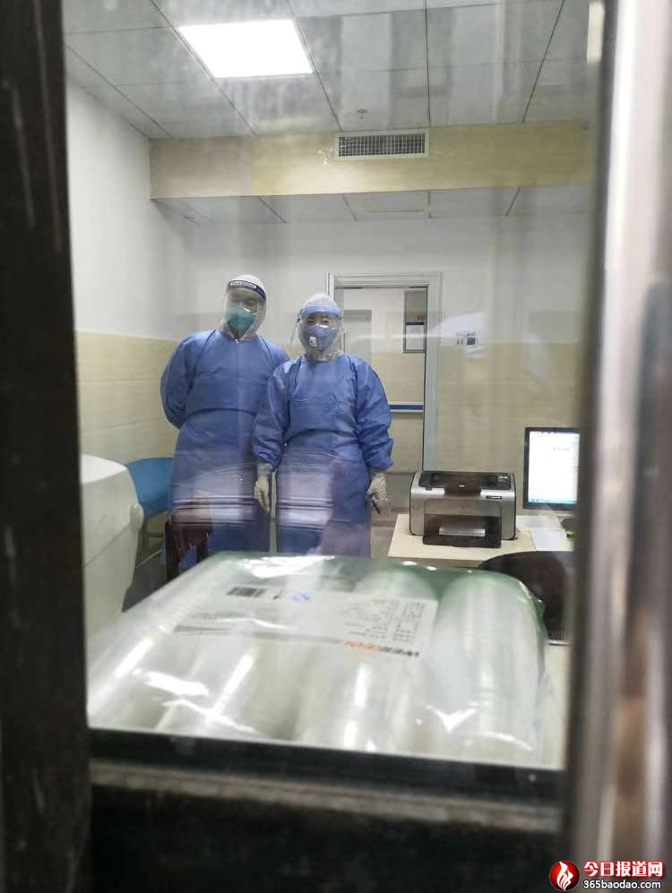 乘警老盧的女兒小盧奮戰(zhàn)在發(fā)熱門診.jpg