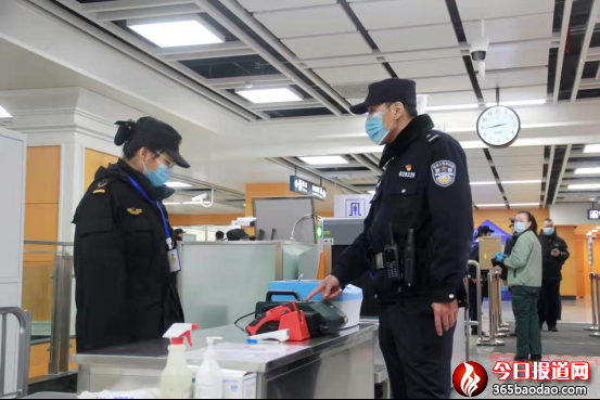 冰城公安兩萬余名警力護衛百姓平安過年1303.png