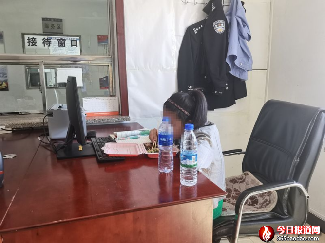 小女孩深夜無家可歸民警臨時當“爹媽”994.png