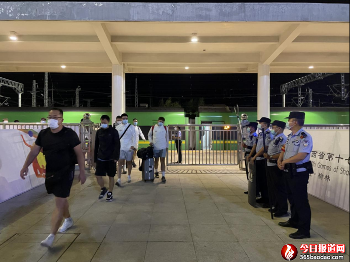 嚴(yán)細(xì)措施 狠抓落實 神木站派出所縱深推進夏季治安打擊整治百日行動見實見效378.png