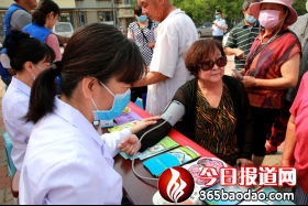 求是義工兩成員花園南里社區為老兵理發558.png