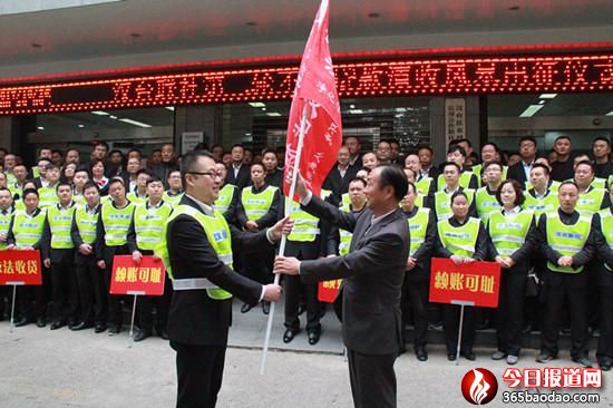 聯社監事長邵世林向清收隊員授旗.jpg