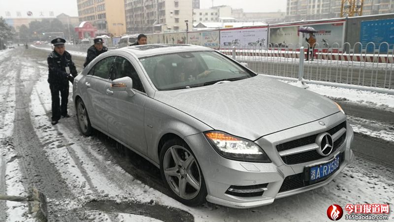 長沙鐵路公安處看守所民警推拋錨車輛.jpg