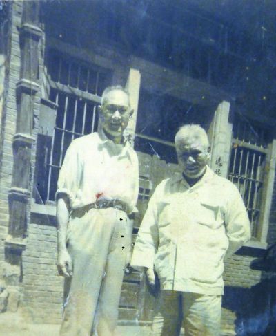 1956年,項與年(左)與莫雄重逢時合影.jpg