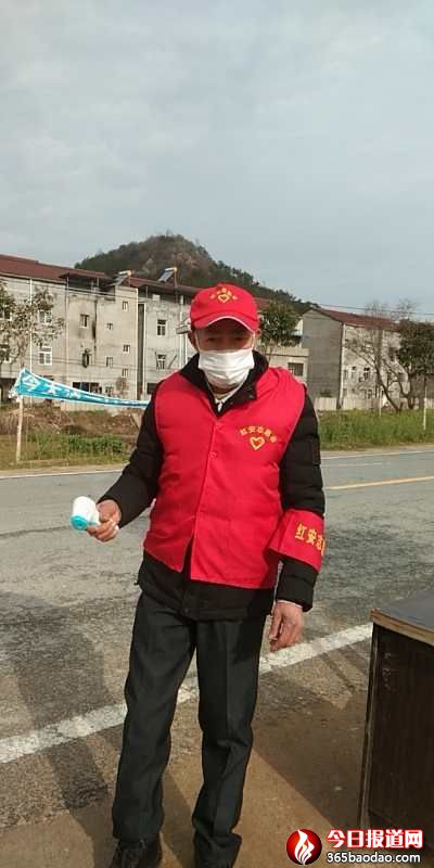 李天榮在葉河村卡點為有通行證人員檢測體溫.jpg