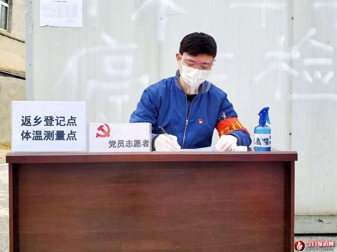 代鵬在志愿者崗亭值守.jpg
