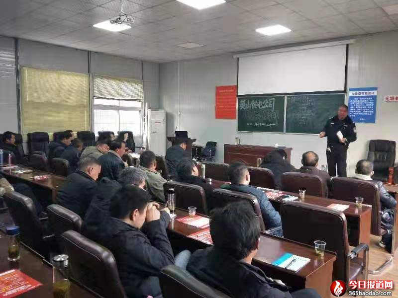 在疫情前,張鋒組織培訓(xùn)。.jpg