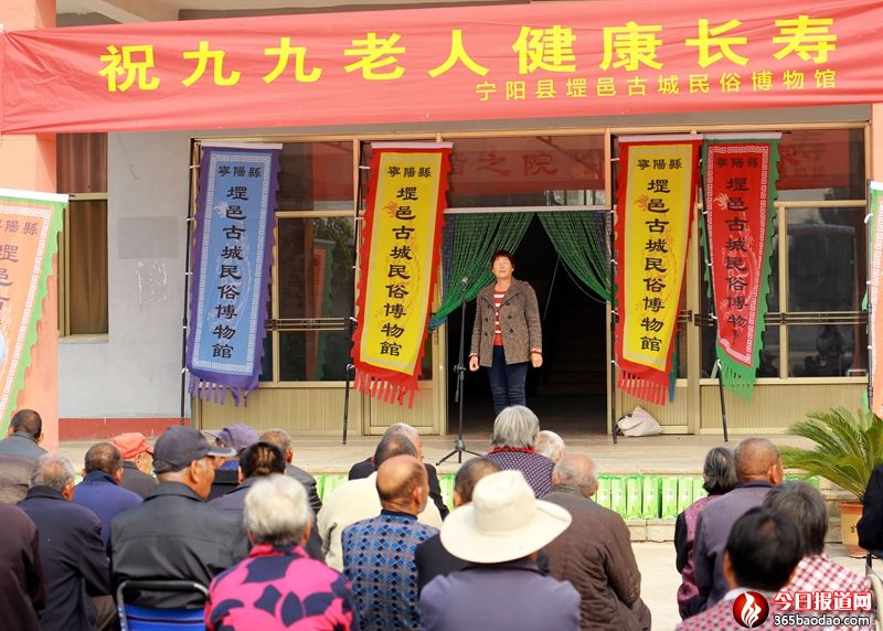 王彥紅的民間藝術(shù)團(tuán)在鎮(zhèn)敬老院慰問演出。.JPG