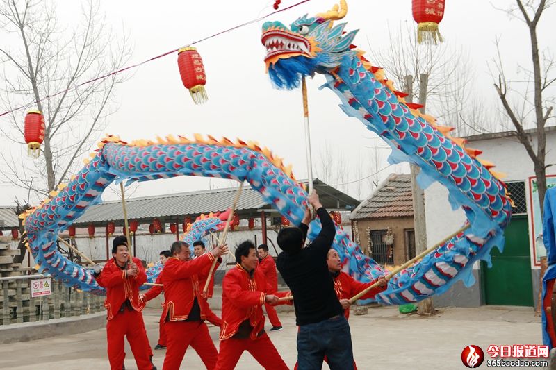 王彥紅的民間故事隊(duì)排練舞龍。.JPG