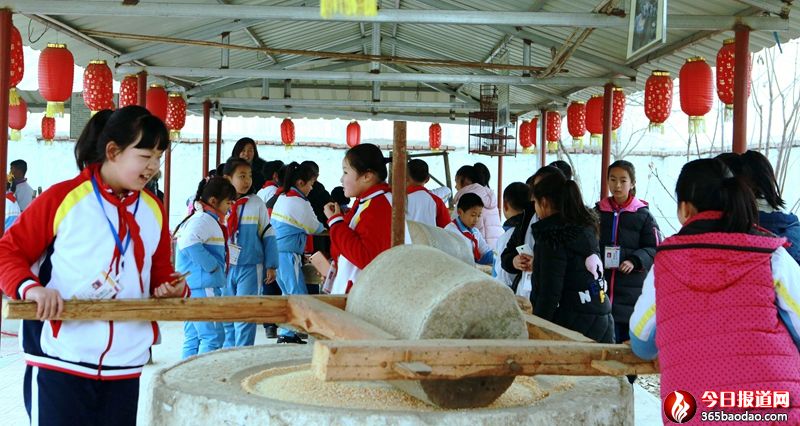當(dāng)?shù)匦W(xué)生在民俗博物館內(nèi)體驗(yàn)。.jpg