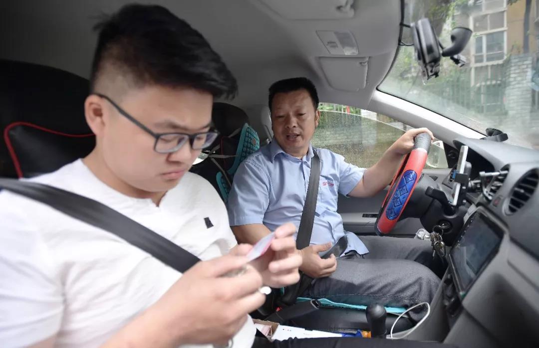 王明清在網(wǎng)約車上為旅客講述自己丟失女兒的故事。.jpg