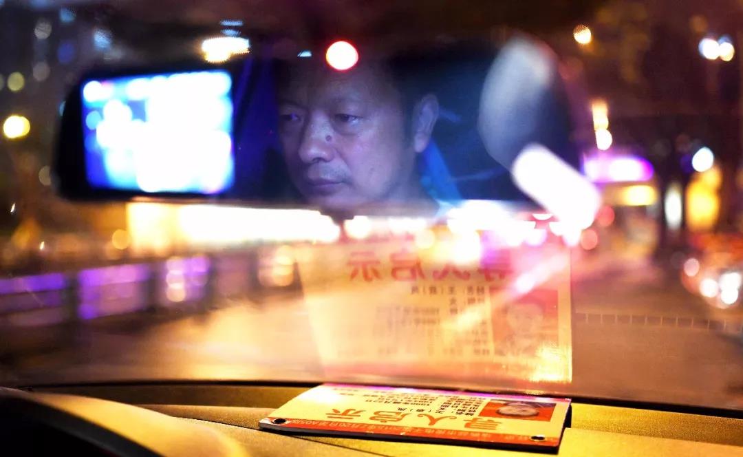 2017年6月4日,在四川成都市,王明清在駕駛汽車,車上擺放著尋找女兒的信息。.jpg