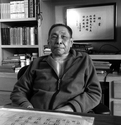 杜維善近影,背后是上海博物館特別顧問(wèn)聘請(qǐng)書(shū).jpg