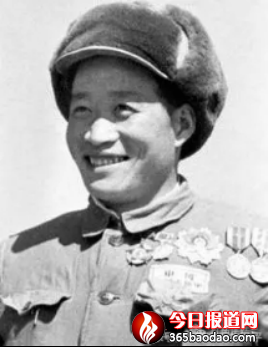 李佩山訪著名戰斗英雄、特等功臣楊育才1426.png