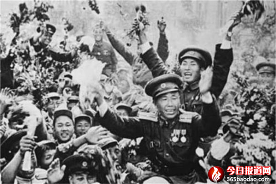 李佩山訪著名戰斗英雄、特等功臣楊育才4953.png