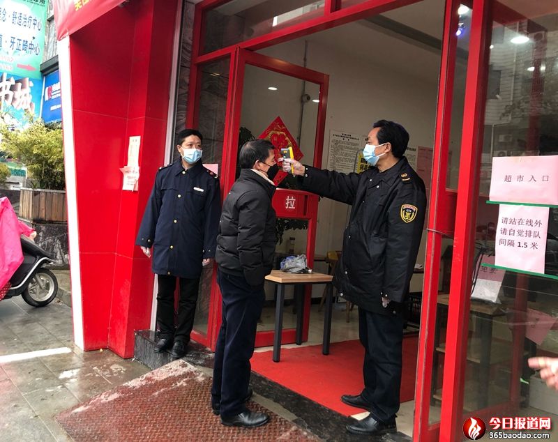 3、汪曙光(右1)在抗擊一線.jpg