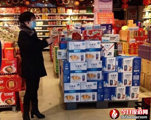 4、汪續(xù)玲在檢查食品.jpg