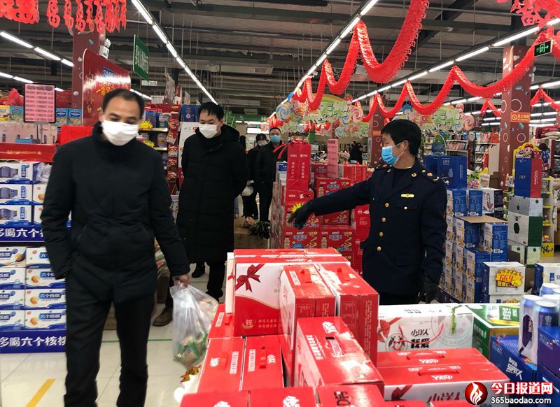1、黃克武(右1)在超市值班.jpg