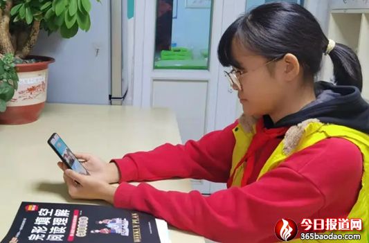 以史為鑒,開創未來——山東省實驗初級中學師生共同學習貫徹黨的十九屆六中全會精神562_副本_副本.jpg