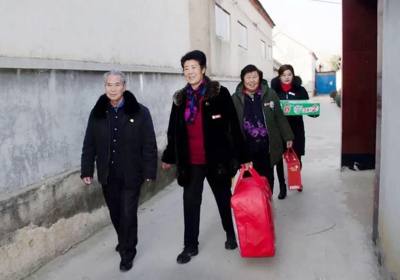 前往老兵、老黨員戴懷青家,受到戴懷青家人的熱情迎接.jpg