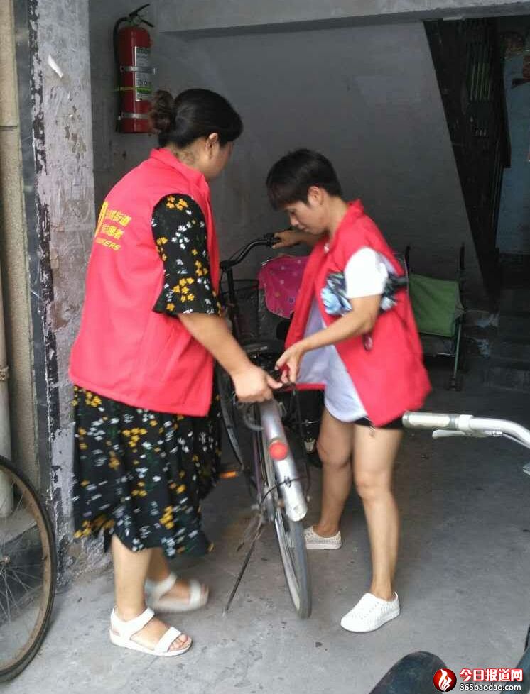 河南省鄭州市金水區東風路街道文北社區黨支部“安全排查 消除隱患”照片_副本.jpg