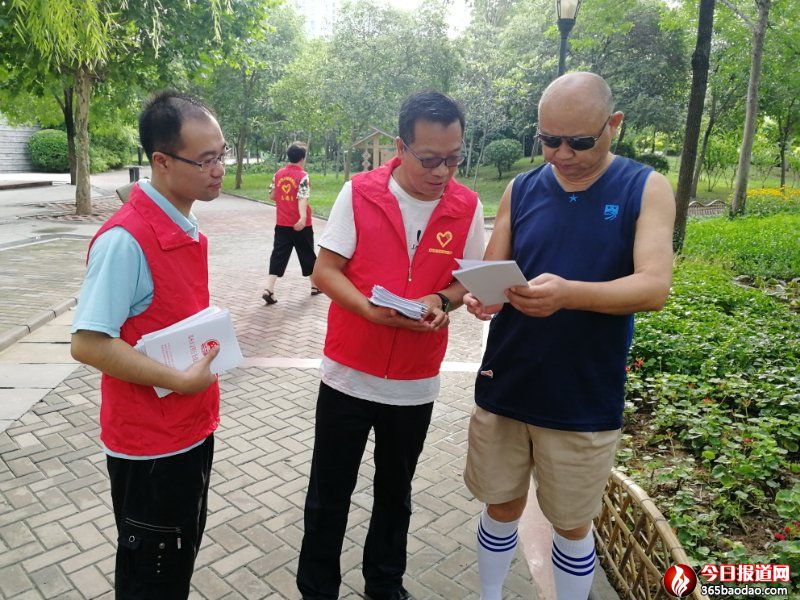 文北“紅色領(lǐng)航 文明新風(fēng)”黨員志愿者活動(dòng)照片,時(shí)間:2018年7月18日,地點(diǎn):文北社區(qū)轄區(qū)內(nèi) (4).jpg