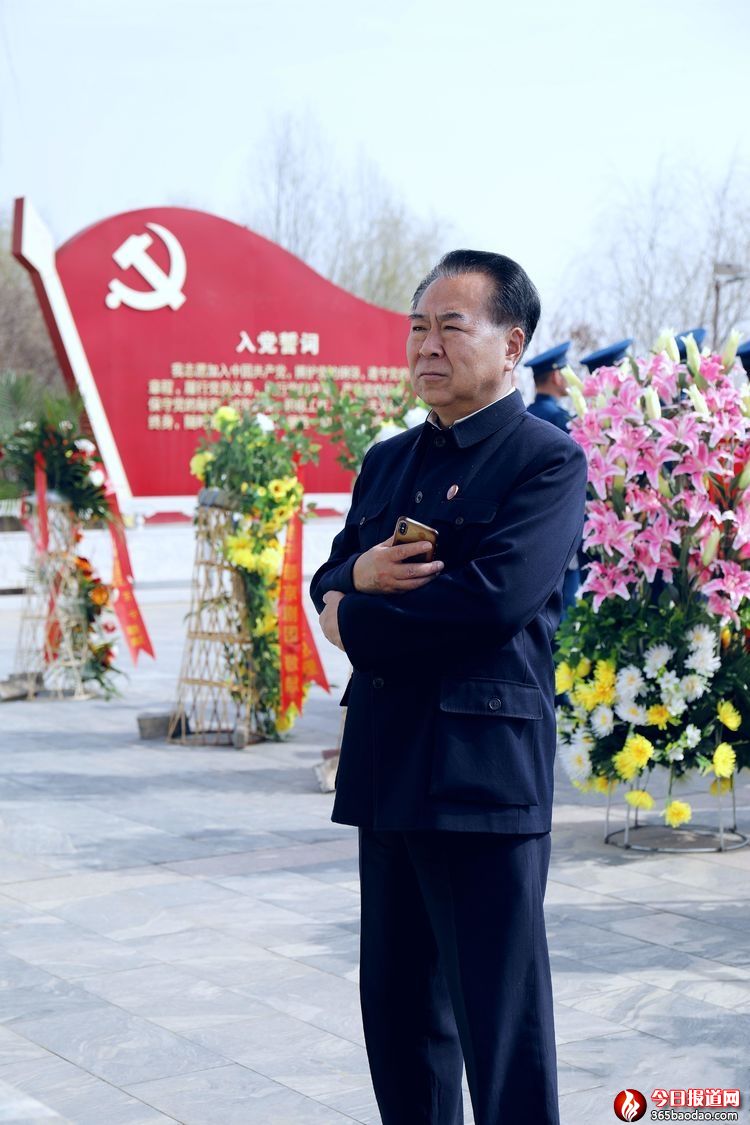 中國(guó)和諧藝術(shù)團(tuán)副團(tuán)長(zhǎng)曹志穎(周恩來總理特型演員扮演者)此時(shí)此刻內(nèi)心沉痛無比.jpg