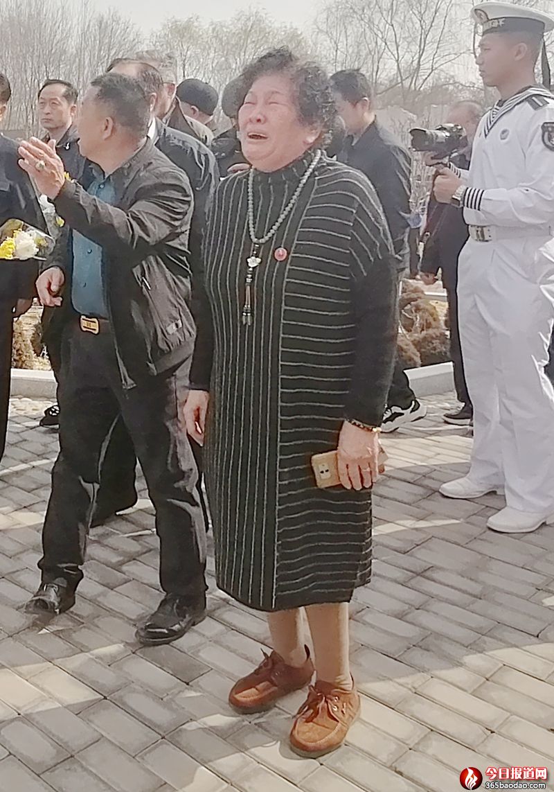 從濟(jì)南趕來的山東省天平經(jīng)濟(jì)管理學(xué)校校長(zhǎng)張玉臣痛哭流涕.jpg
