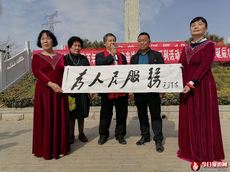 山東省毛澤東軍事思想研究中心副主任王啟光(中)捐贈(zèng)由毛澤東身邊警衛(wèi)戰(zhàn)士王繼紅書寫的“為人民服務(wù)”書法作品.jpg