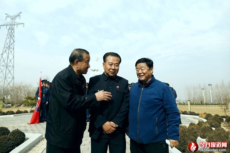 濱州職業(yè)學(xué)院教授楊超利(左一)向曹志穎介紹周恩來紀(jì)念園相關(guān)情況.jpg