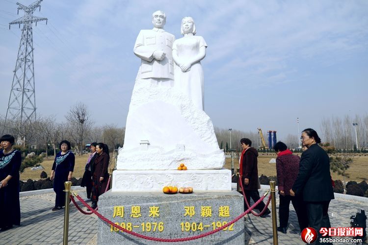 周恩來、鄧穎超伉儷雕像圖案由濱州周恩來紀(jì)念園設(shè)計(jì)提供,取材湖南漢白玉。.jpg