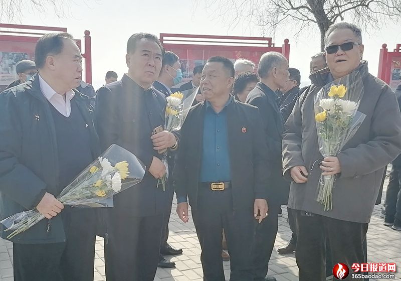 曹文濱(左三)向北京客人介紹周恩來紀(jì)念碑落成情況.jpg