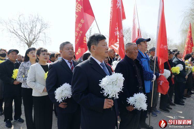 人們?cè)诔镣吹磕钪芏鱽砜偫?jpg