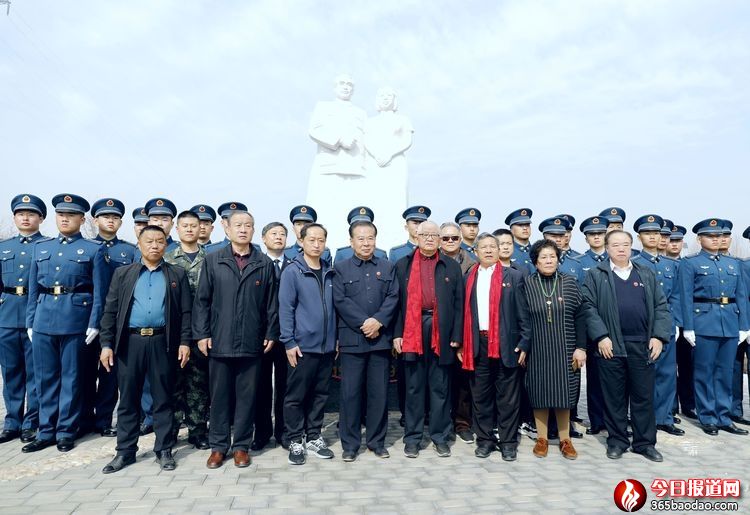 來賓與濱州職業(yè)學(xué)院士官生合影留念.jpg