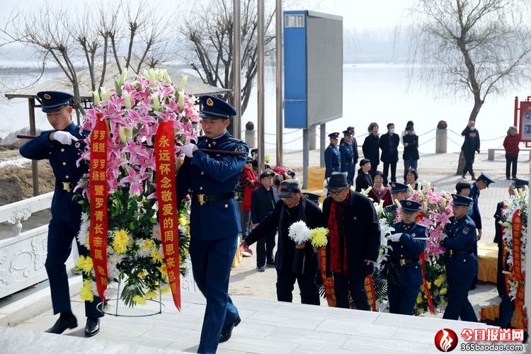 各界群眾有序敬獻(xiàn)花籃.jpg