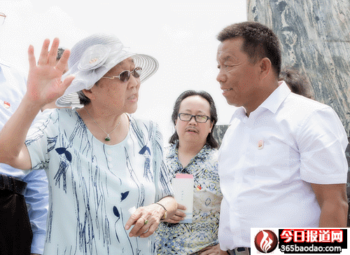 周恩來總理侄女周秉德(左)與周恩來紀(jì)念園負(fù)責(zé)人曹文濱交流(資料圖).gif